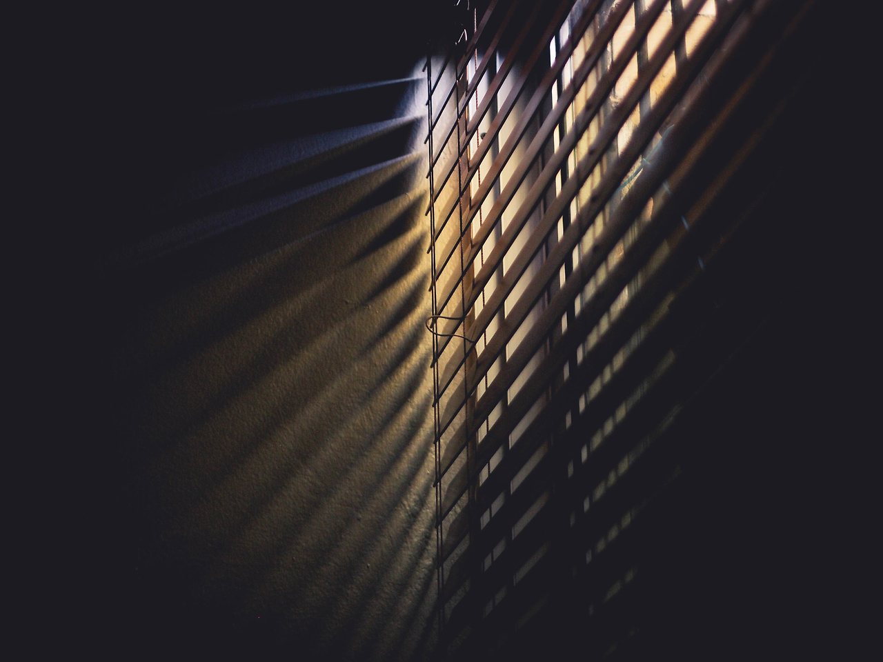blinds-dark-light-586414.jpg