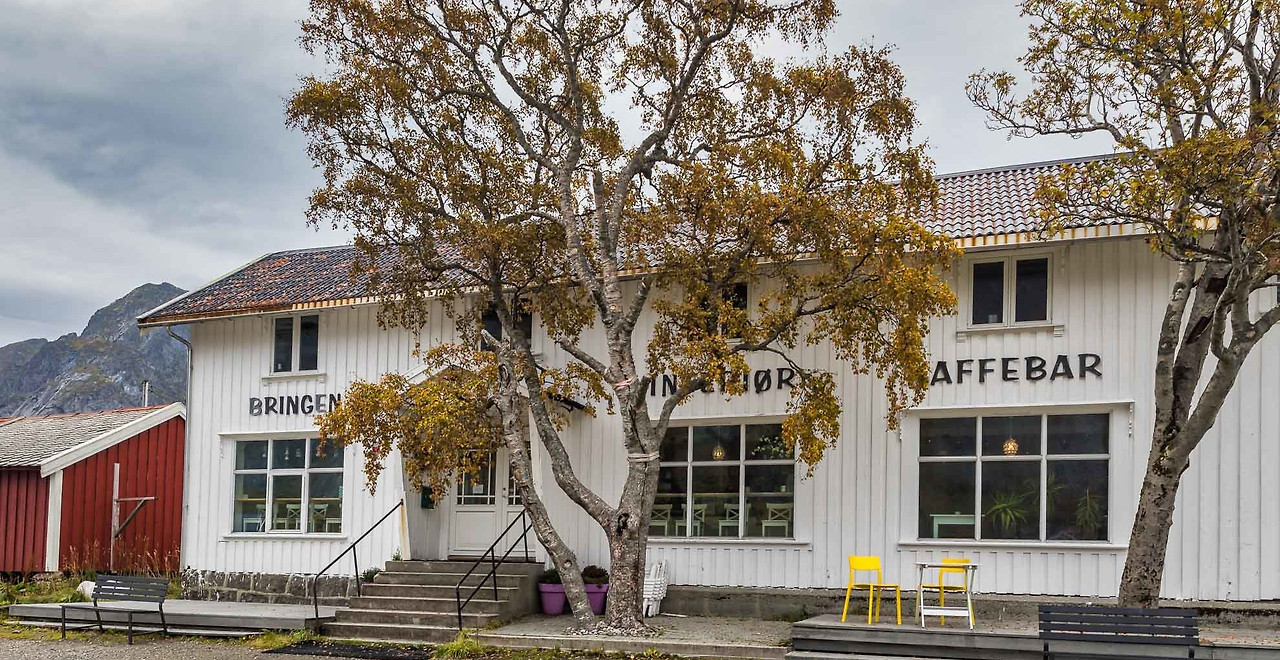 Kaffeebar-Bringen-in-Reine-Essen-auf-den-Lofoten-Norwegen-990x556@2x.jpg