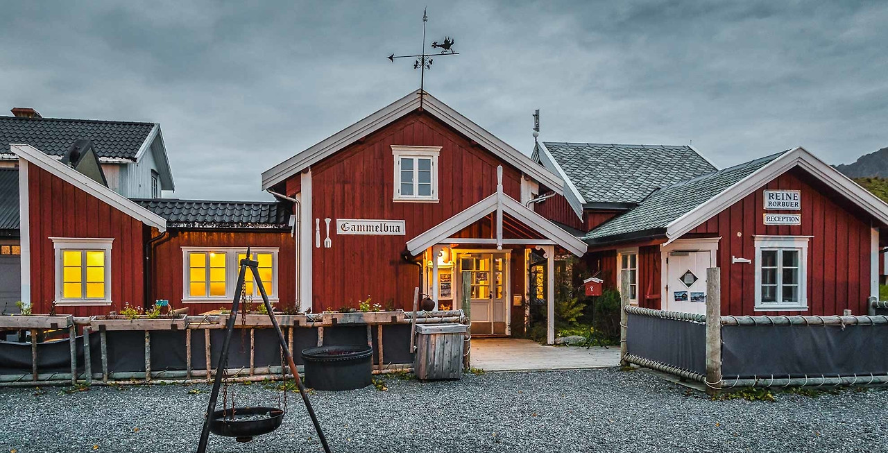 Restaurant-Gammelbua-Reine-Essen-auf-den-Lofoten-Norwegen-990x556@2x.jpg