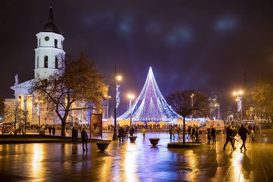 Vilnius-Does-It-Again-Spectacular-Christmas-Tree-Illuminated-By-70000-Lightbulbs-Starts-Festive-Season-in-Lithuanias-Capital-5a2554e30cd34__880.jpg