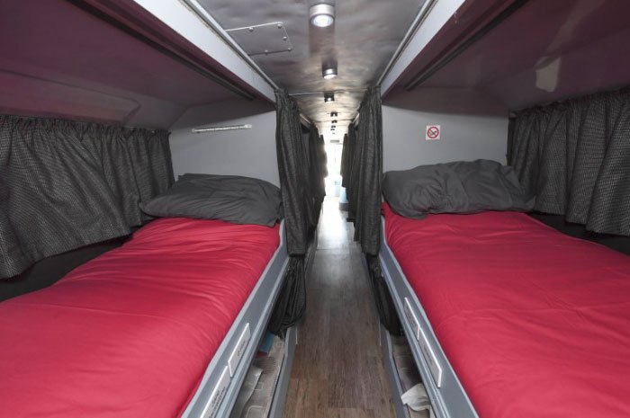 double-decker-bus-homeless-shelter-17-5a1c2540cb6e2__700.jpg