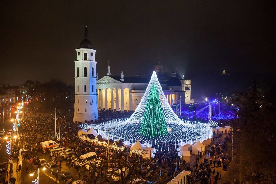 Christmas-Tree-Illuminated-by-50000-Lightbulbs-Opens-Festive-Season-in-Vilnius-583d389b7b35a__880.jpg
