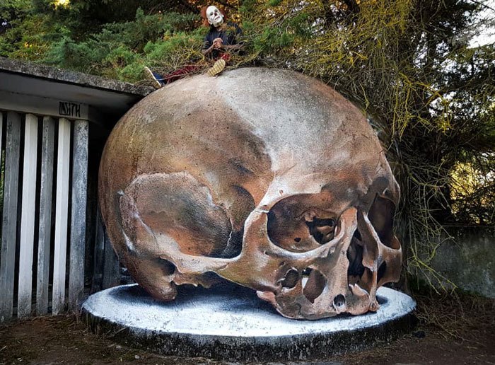 odeith-jaw-dropping-3d-street-art-skull.jpg