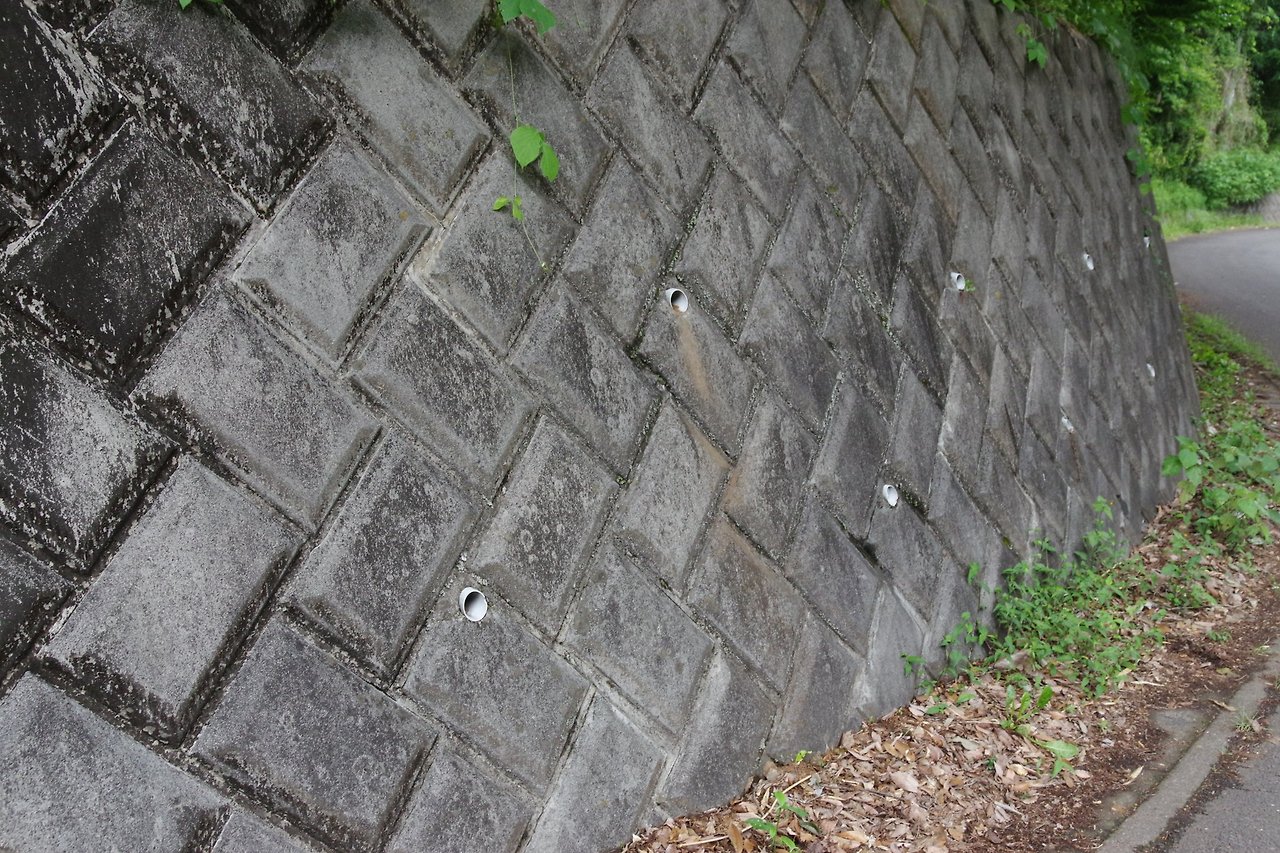 Japanese-retaining-wall-drainage-sakanakudo-1.jpg