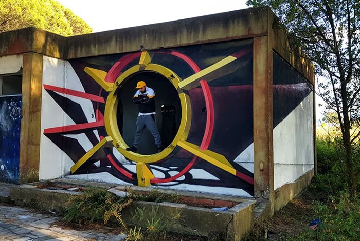 odeith-jaw-dropping-3d-street-art-round-window-optical-illusion.jpg