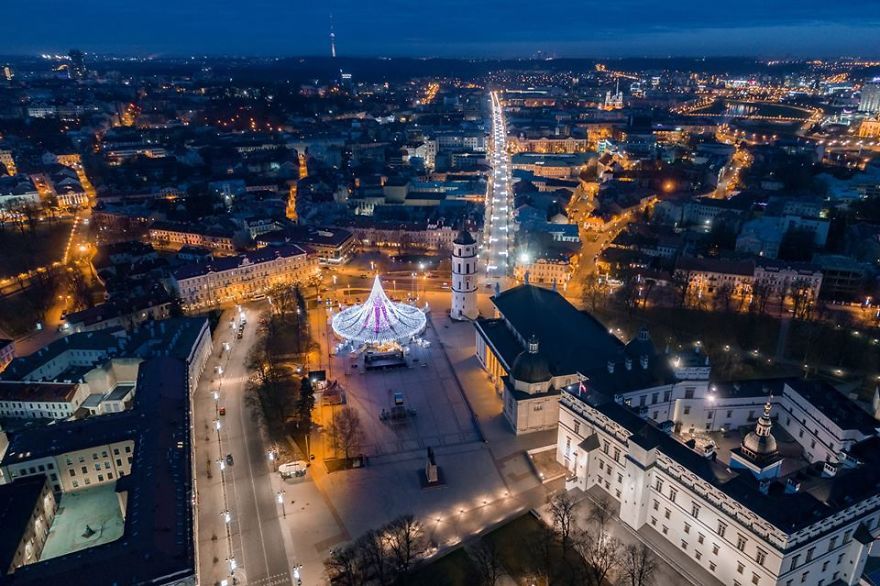 Vilnius-Does-It-Again-Spectacular-Christmas-Tree-Illuminated-By-70000-Lightbulbs-Starts-Festive-Season-in-Lithuanias-Capital-5a251196e4779__880.jpg
