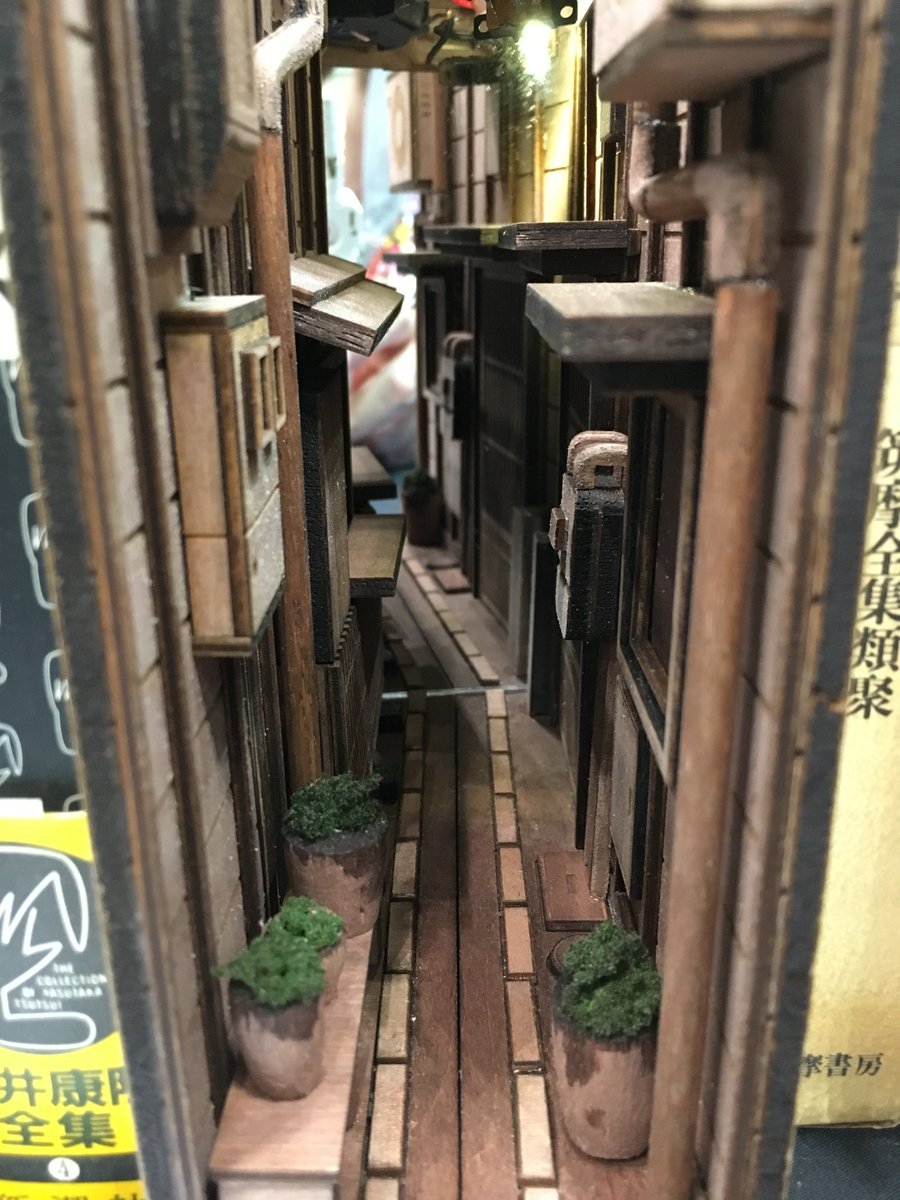 Japanese-back-alley-bookend-riku_ton.jpg