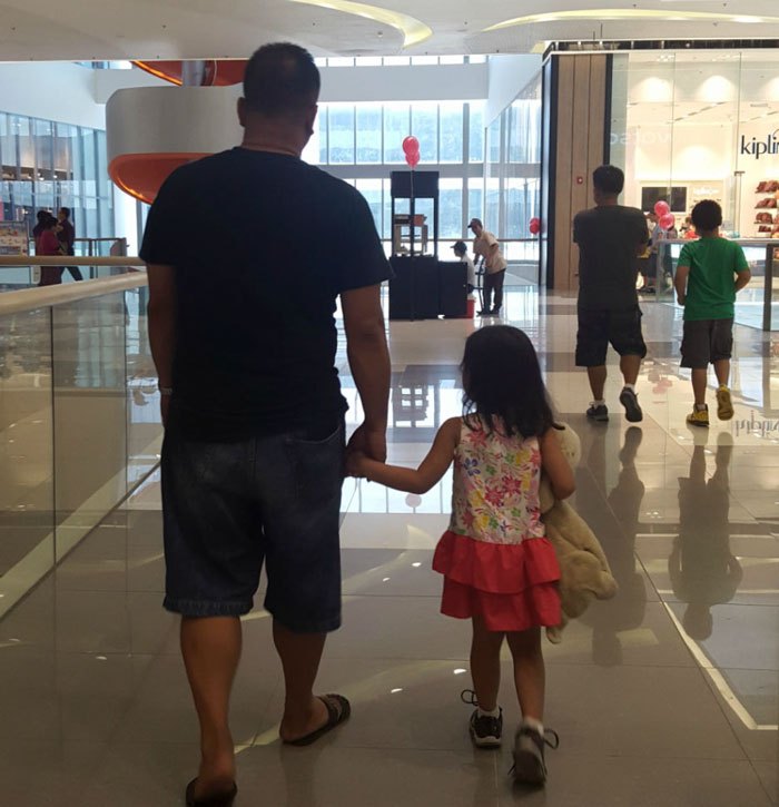 daughter-father-holding-hands-secret-photos-5ac4969f01880__700.jpg