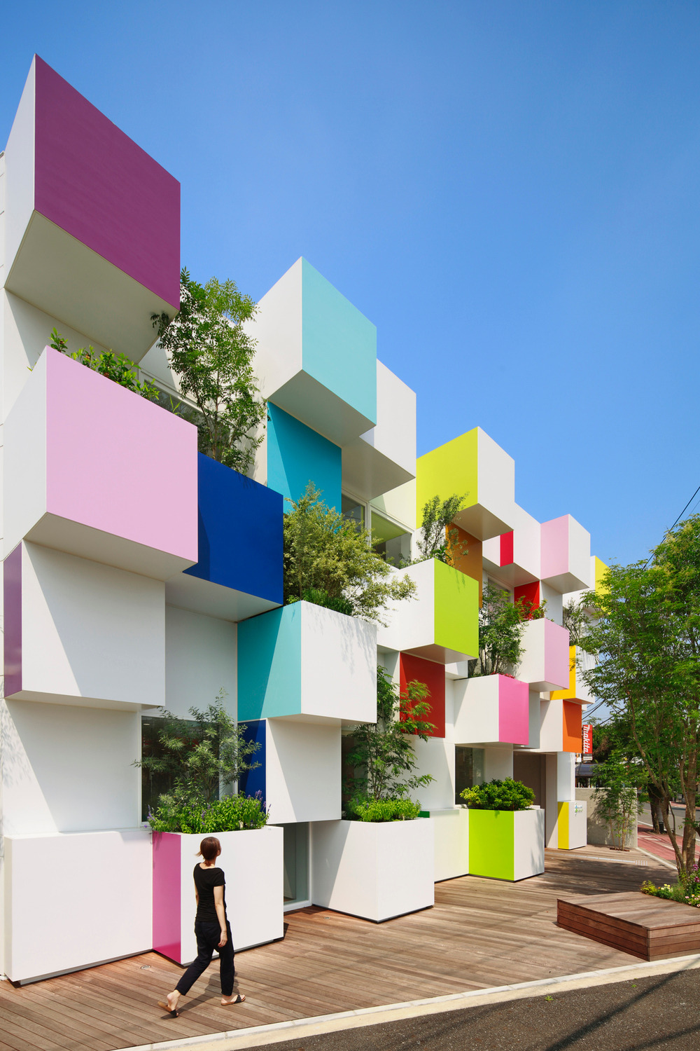 3_emmanuelle_moureaux_sugamo_shinkin_bank_nakaaoki.jpg