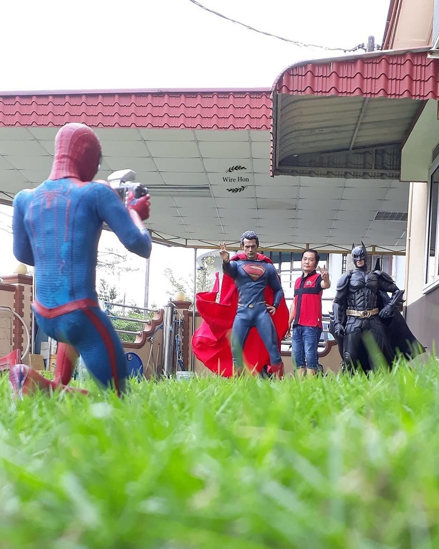 With-just-one-smartphone-man-makes-incredible-pictures-of-him-with-toy-superheroes-using-perspective-5b87a8300ab5a__880.jpg