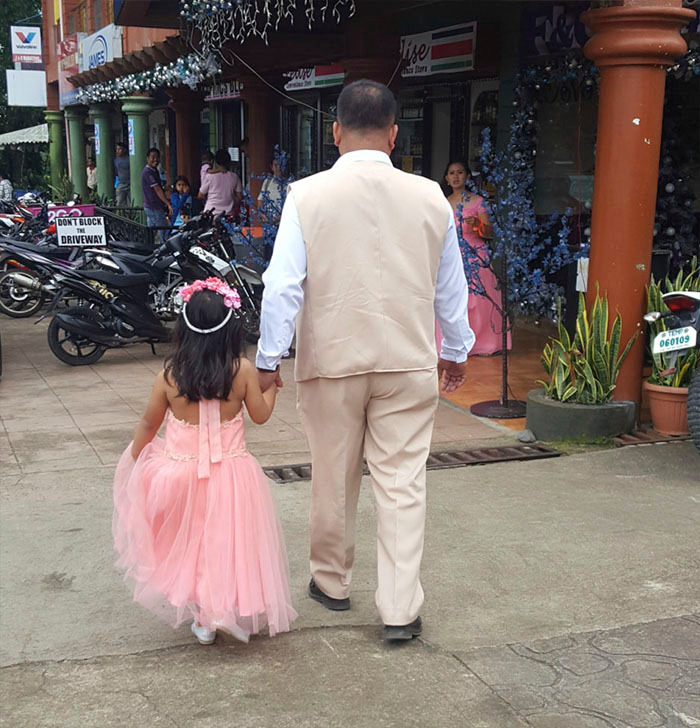 daughter-father-holding-hands-secret-photos-5ac496830675a__700.jpg