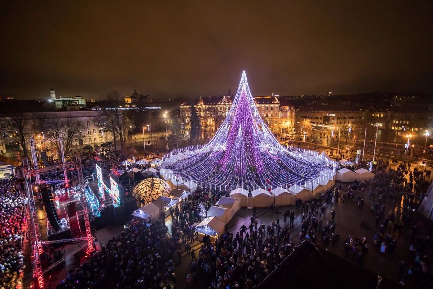Vilnius-Does-It-Again-Spectacular-Christmas-Tree-Illuminated-By-70000-Lightbulbs-Starts-Festive-Season-in-Lithuanias-Capital-5a251198a34ba__880.jpg