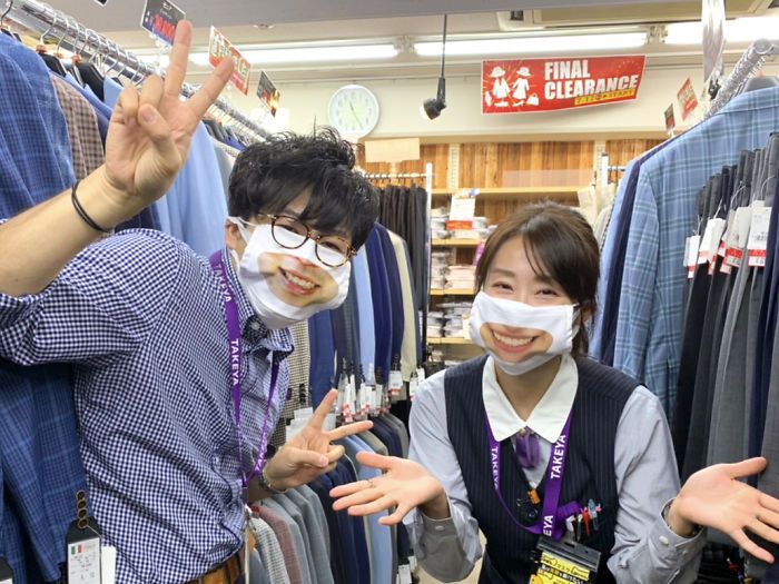 japanese-shop-lauches-smile-masks-staff-look-friendly-8-5f46025e61a9b__700.jpg