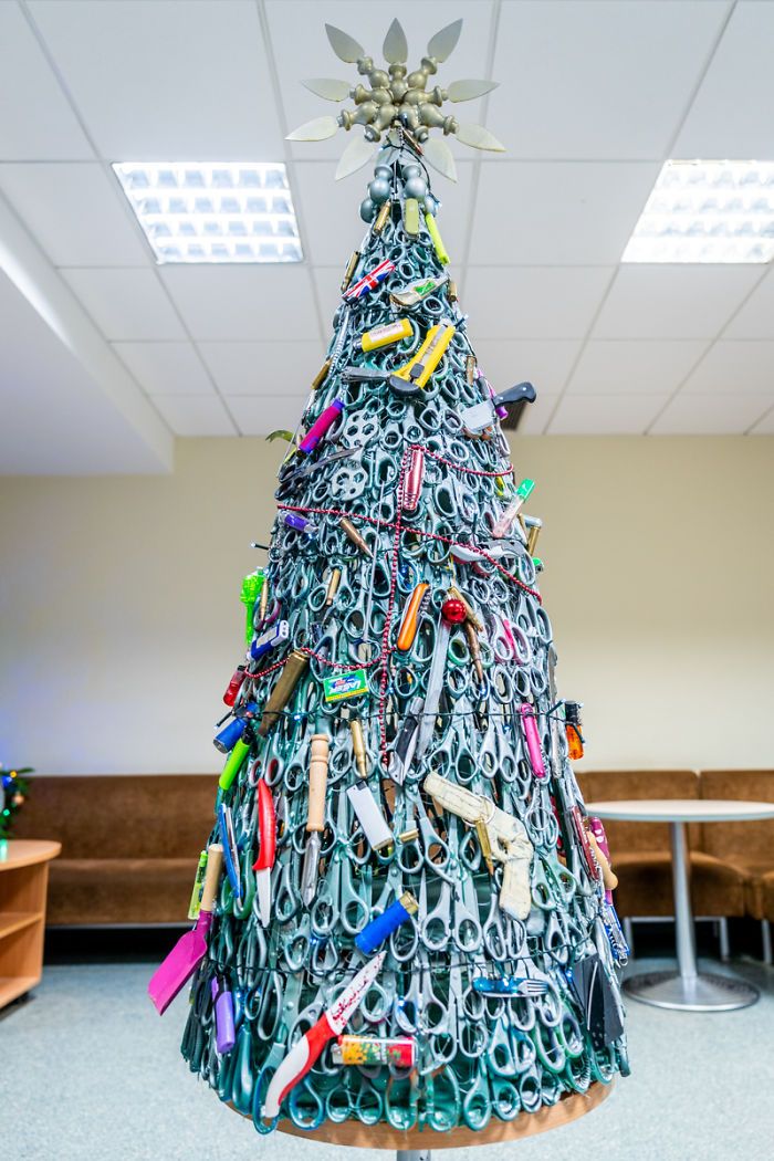 Truly-unique-Christmas-tree-at-Lithuanian-Airports-5dea0d9dafc32__700.jpg