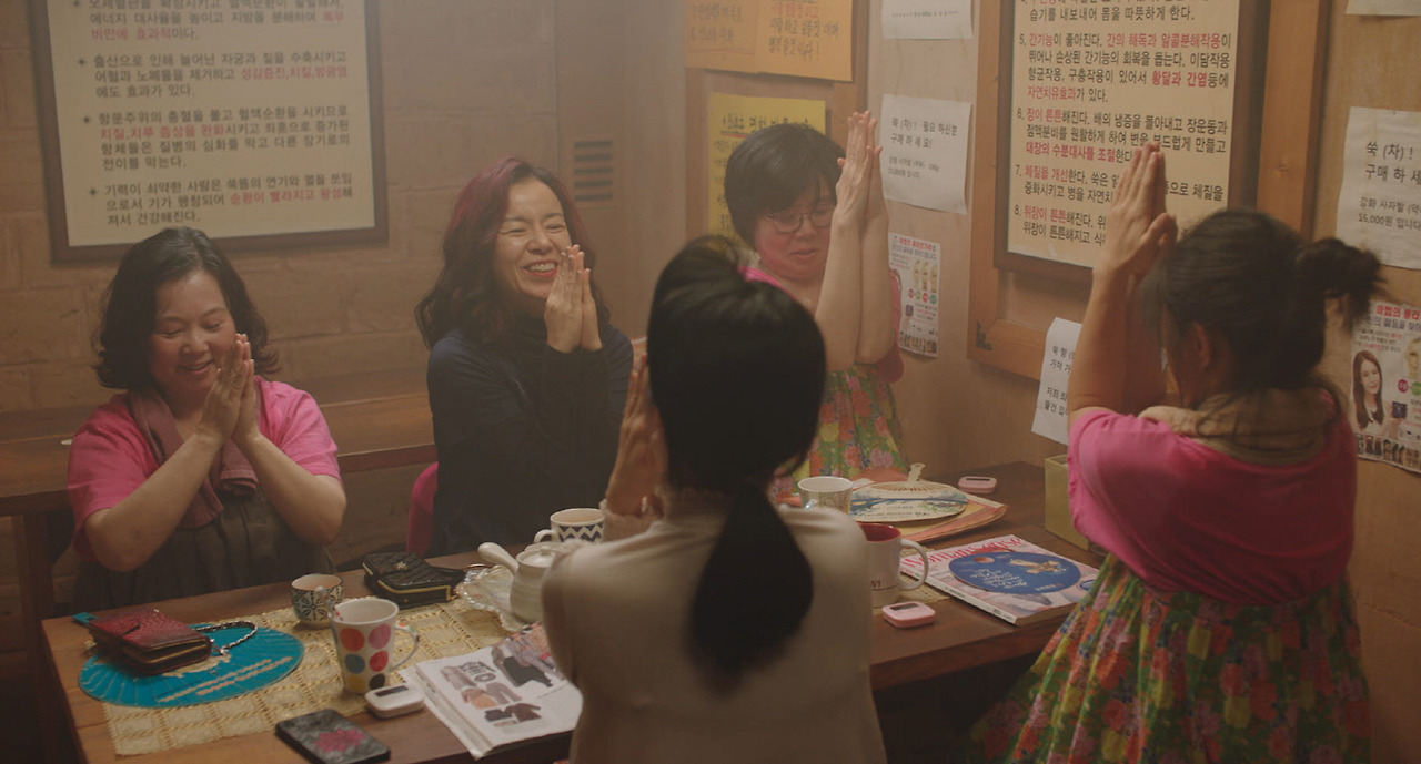 같은 속옷을 입는 두 여자.jpg