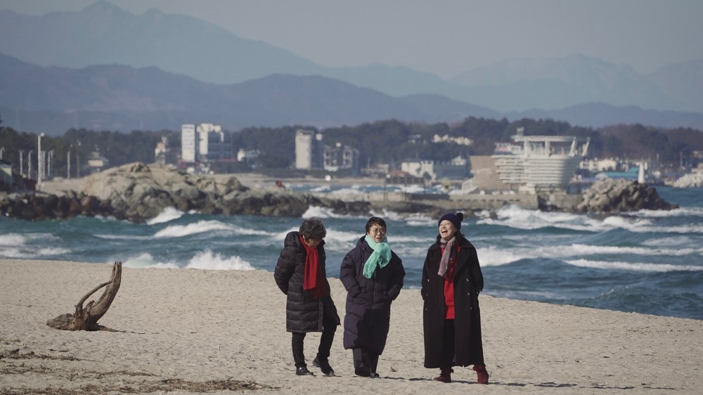 미싱타는 여자들.jpg