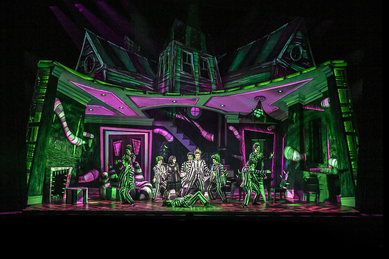 [★제공 세종문화회관] 2021 뮤지컬 비틀쥬스 공연사진_비틀쥬스(정성화), 리디아(홍나현) 외.jpg