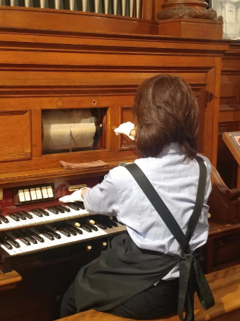 오르골 연주.jpg