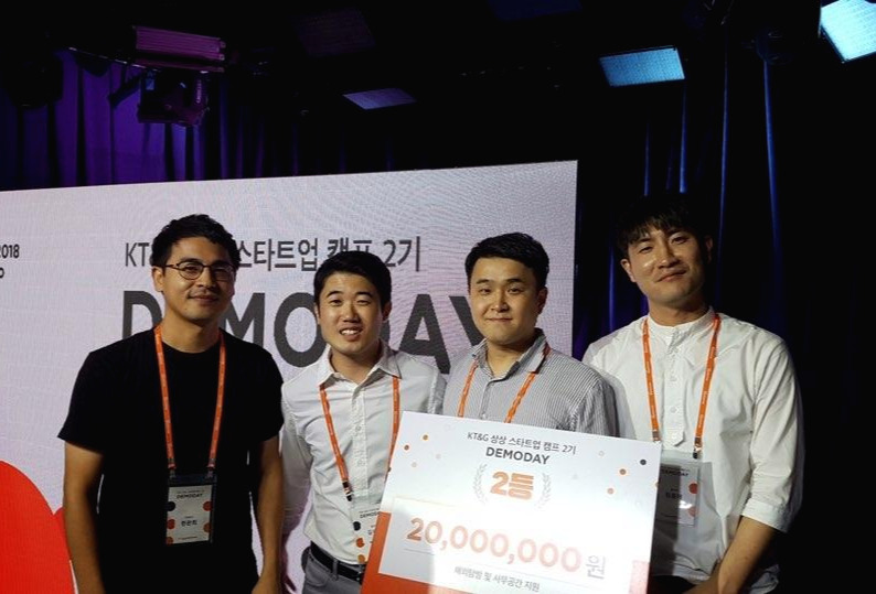 웰바이_수상사진_한완희 코치님과.jpg