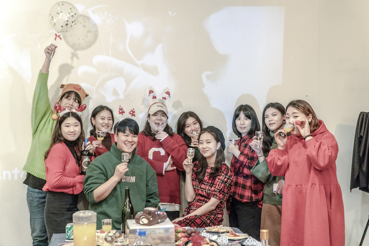 언더독스 ud.Team 인터뷰_김진아 프로팀 매니저_군산일상_2019년 크리스마스 파티.jpg