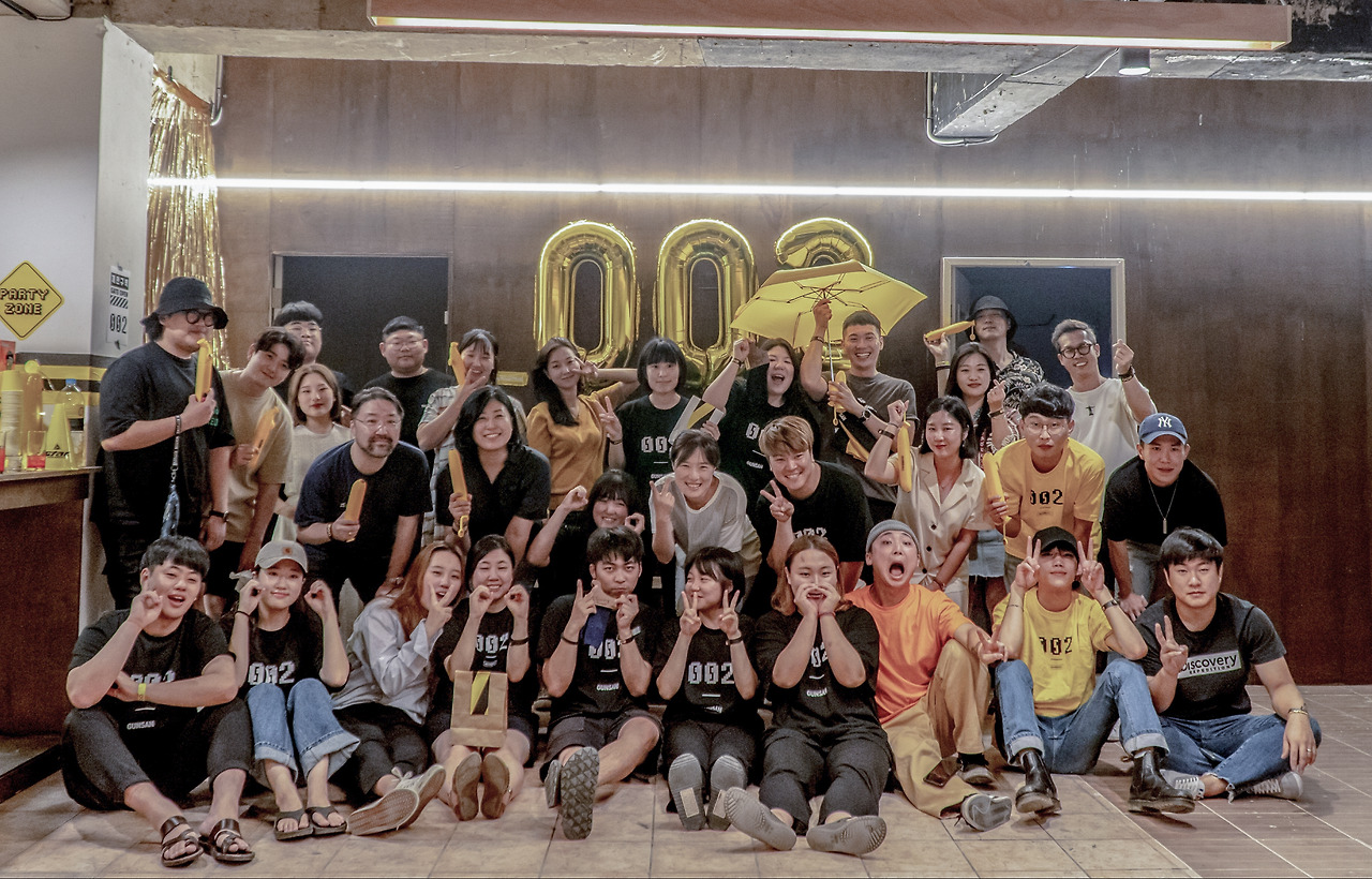 언더독스 ud.Team 인터뷰_김진아 프로팀 매니저_군산일상_로컬프렌들리 공간 개업식 단체사진.jpg