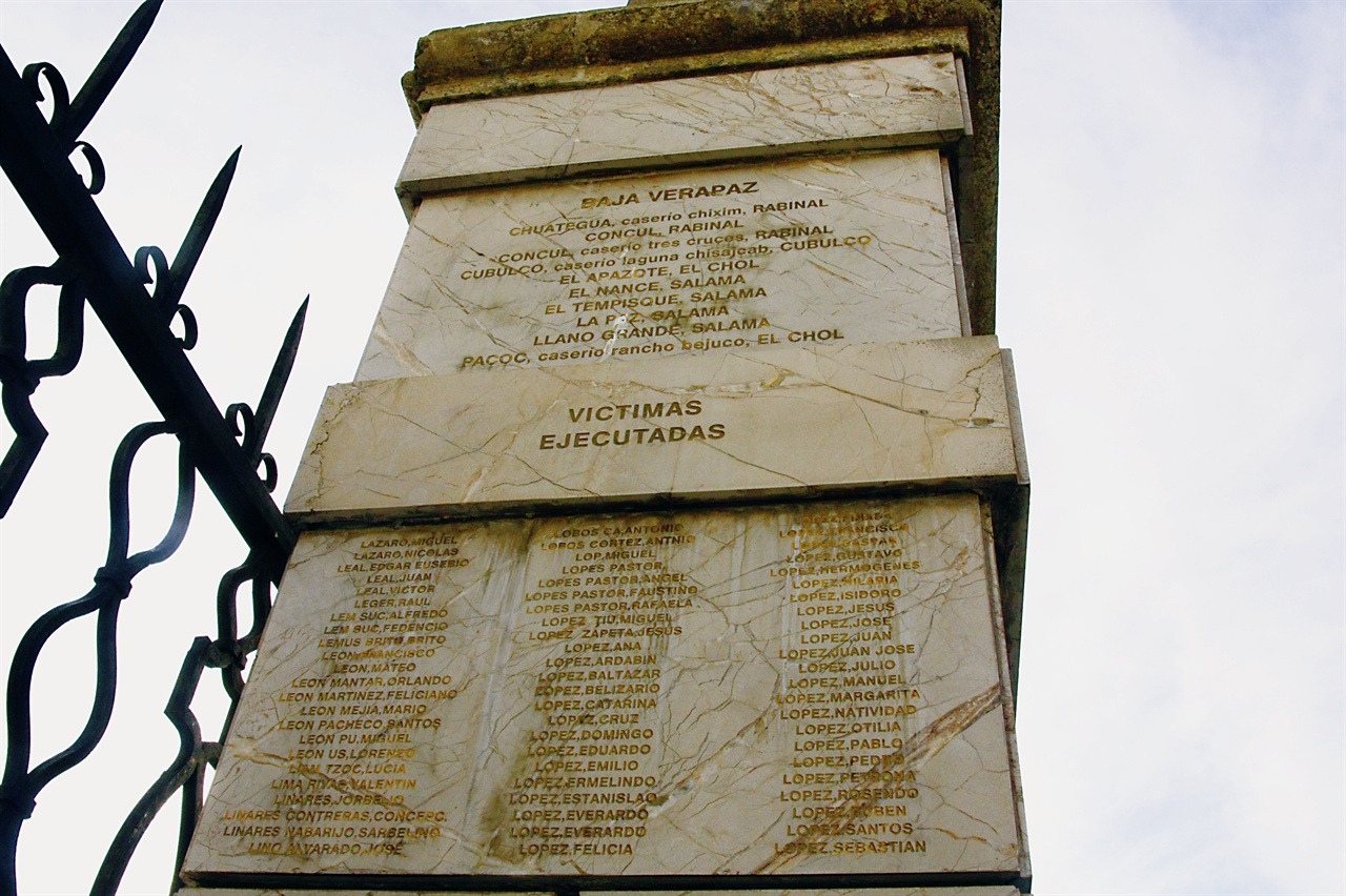 과테말라 중앙대성당 기둥.jpg