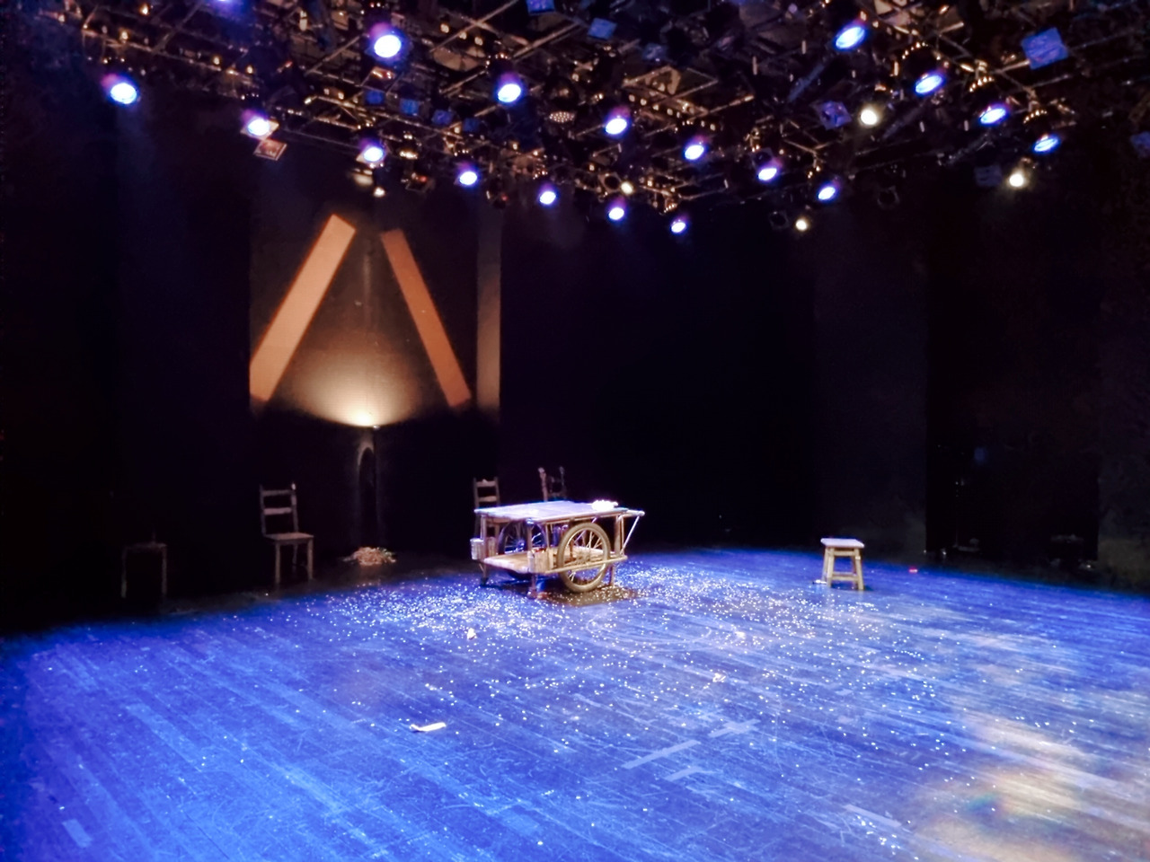 연극 육쌍둥이 무대.jpg