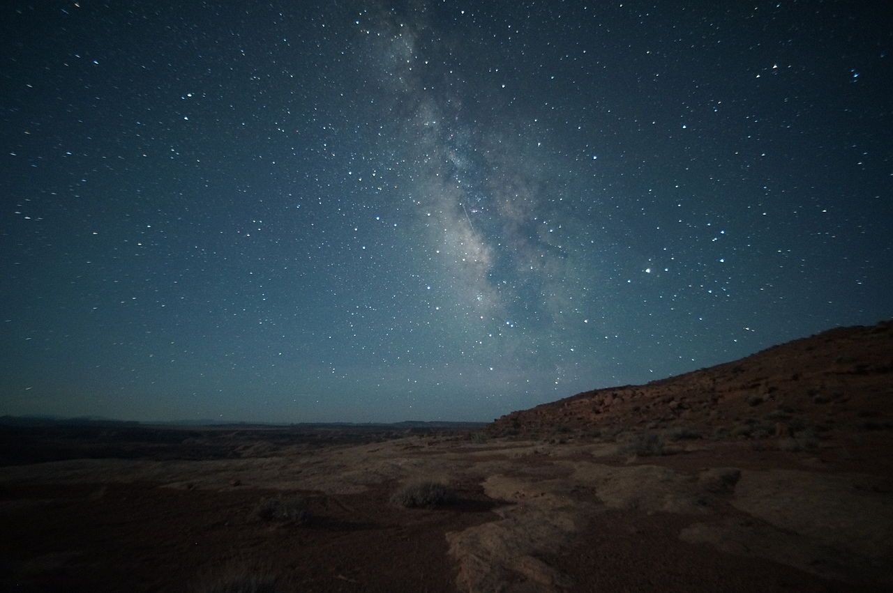 1280px-Milky_Way_view_in_the_San_Rafael_Desert_-_15_May_2012.jpg