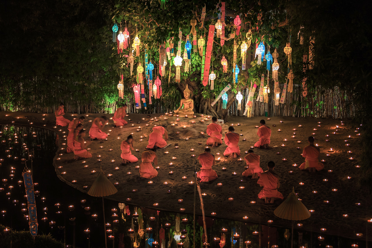 치앙마이_지구사용설명서_승려와등불_게티.jpg