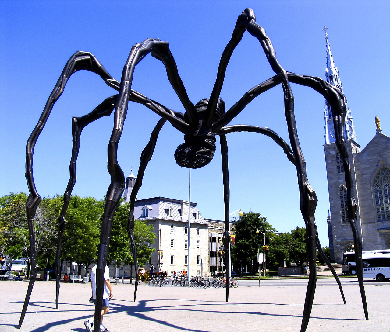11-Maman near the Notre-Dame Cathedral Basilica. National Gallery of Canada.jpg