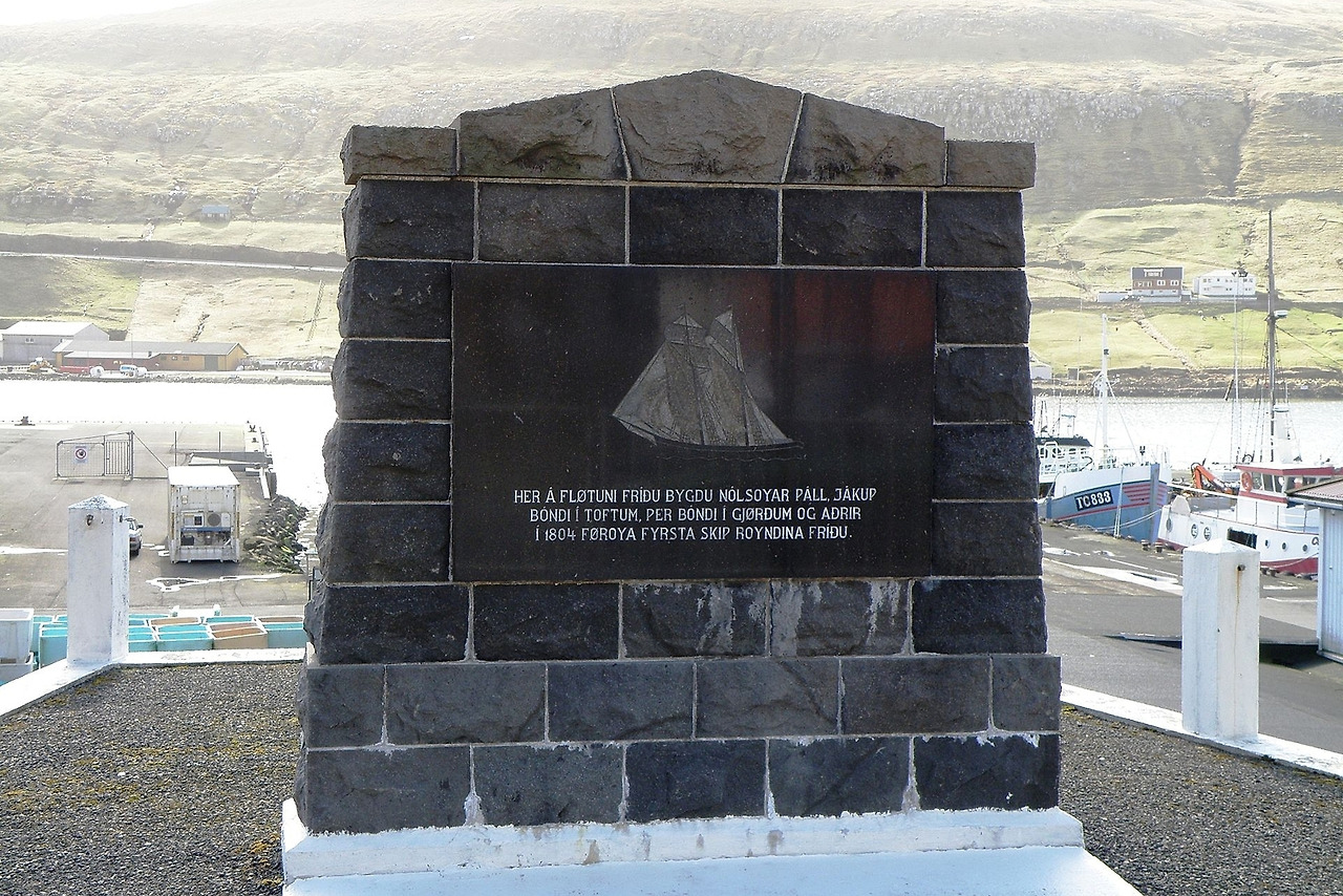 Nolsoyar_Pall_Memorial_in_Vagur.jpg