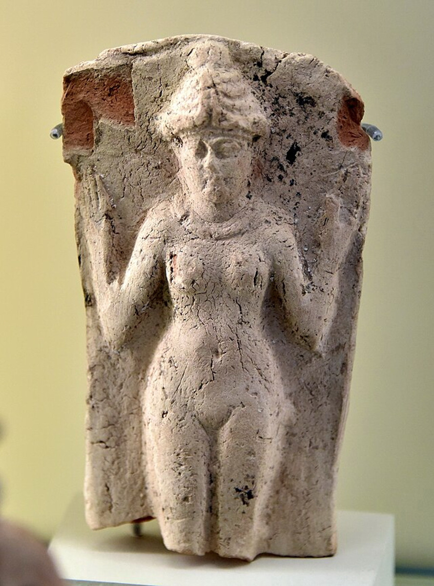 08Terracotta_plaque,_showing_the_goddess_Ishtar._19th-17th_century_BCE._From_Iraq._Pergamon_Museum.jpg