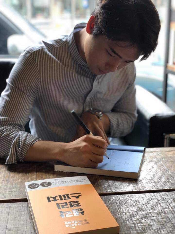 생각정리스피치 싸인중인 복주환.jpg