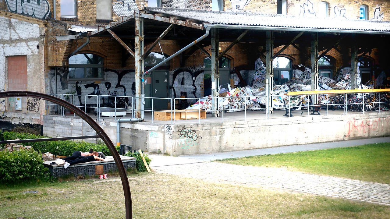 2.Sukhoi T-50_paper, glue, transparency tape, yan_1800x1200x400cm_2016.jpg