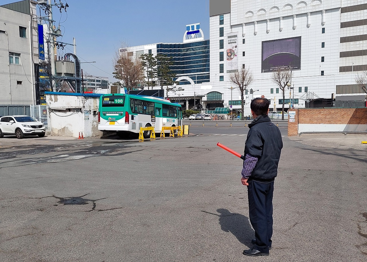 신호봉 들고 배차 안내 중인 천불산 씨.jpg