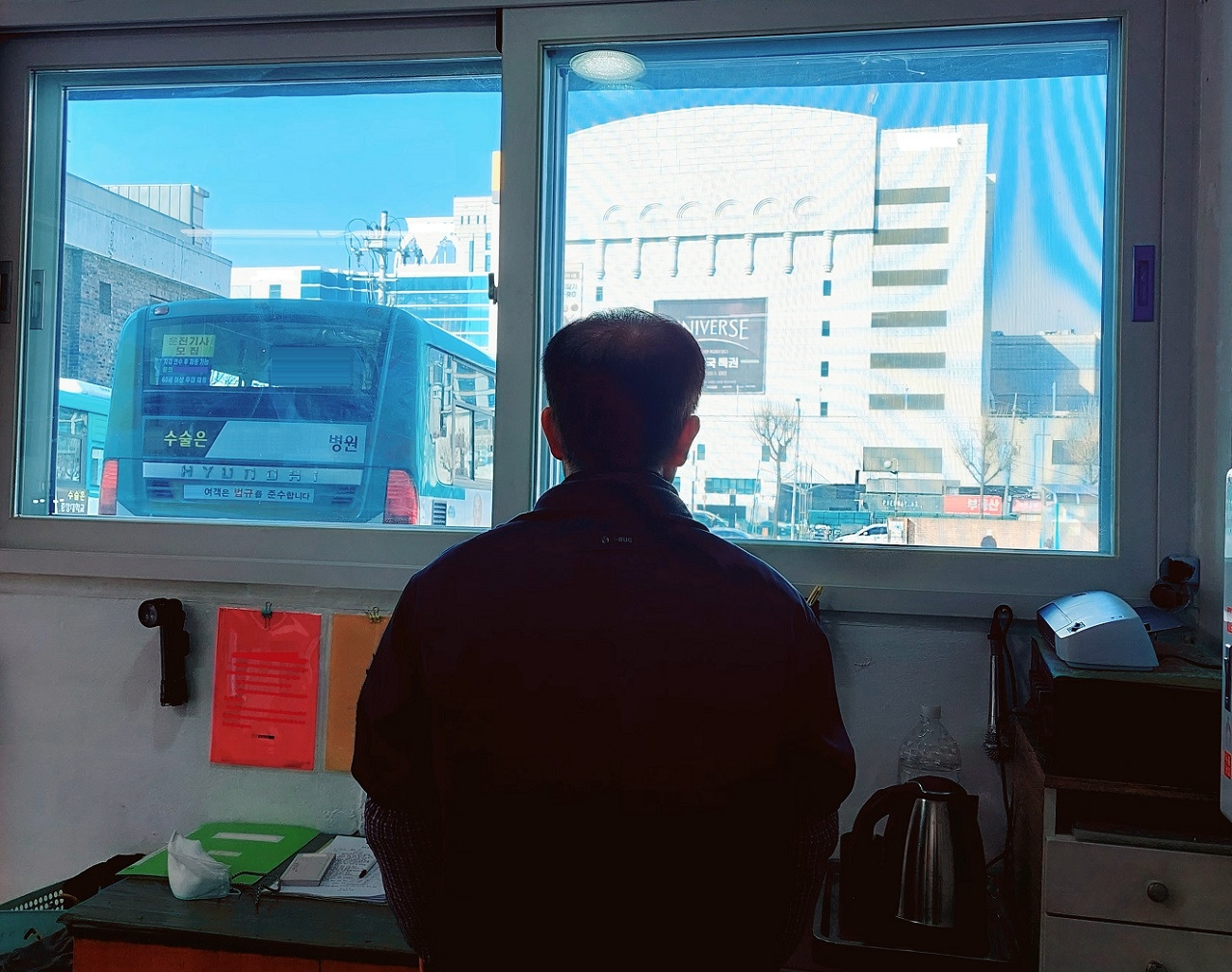 천불산 님(사무실에서 바깥을 내다보며).jpg