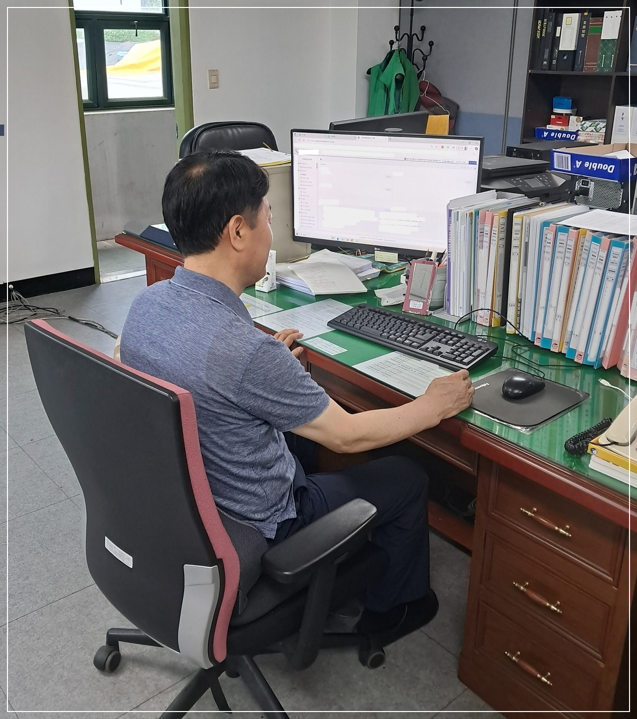 사무실 책상.jpg