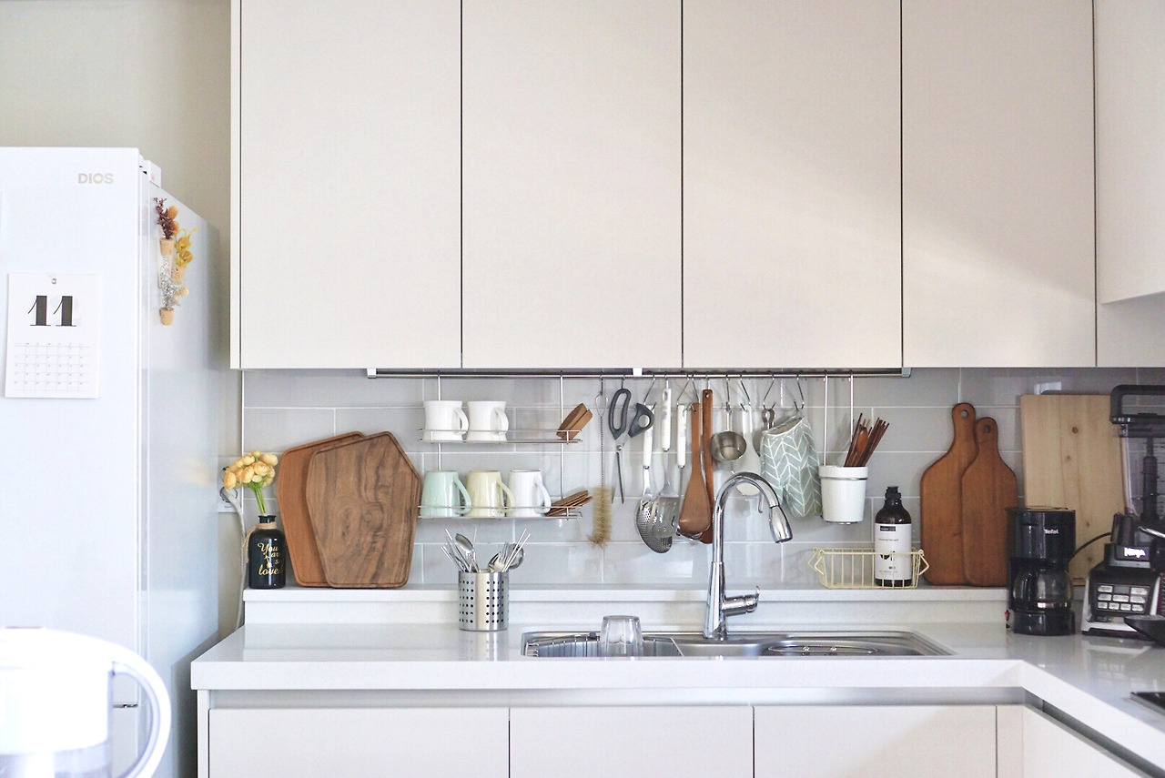 1. 부엌도 컬러 컨셉에 맞게 정리했다.jpg