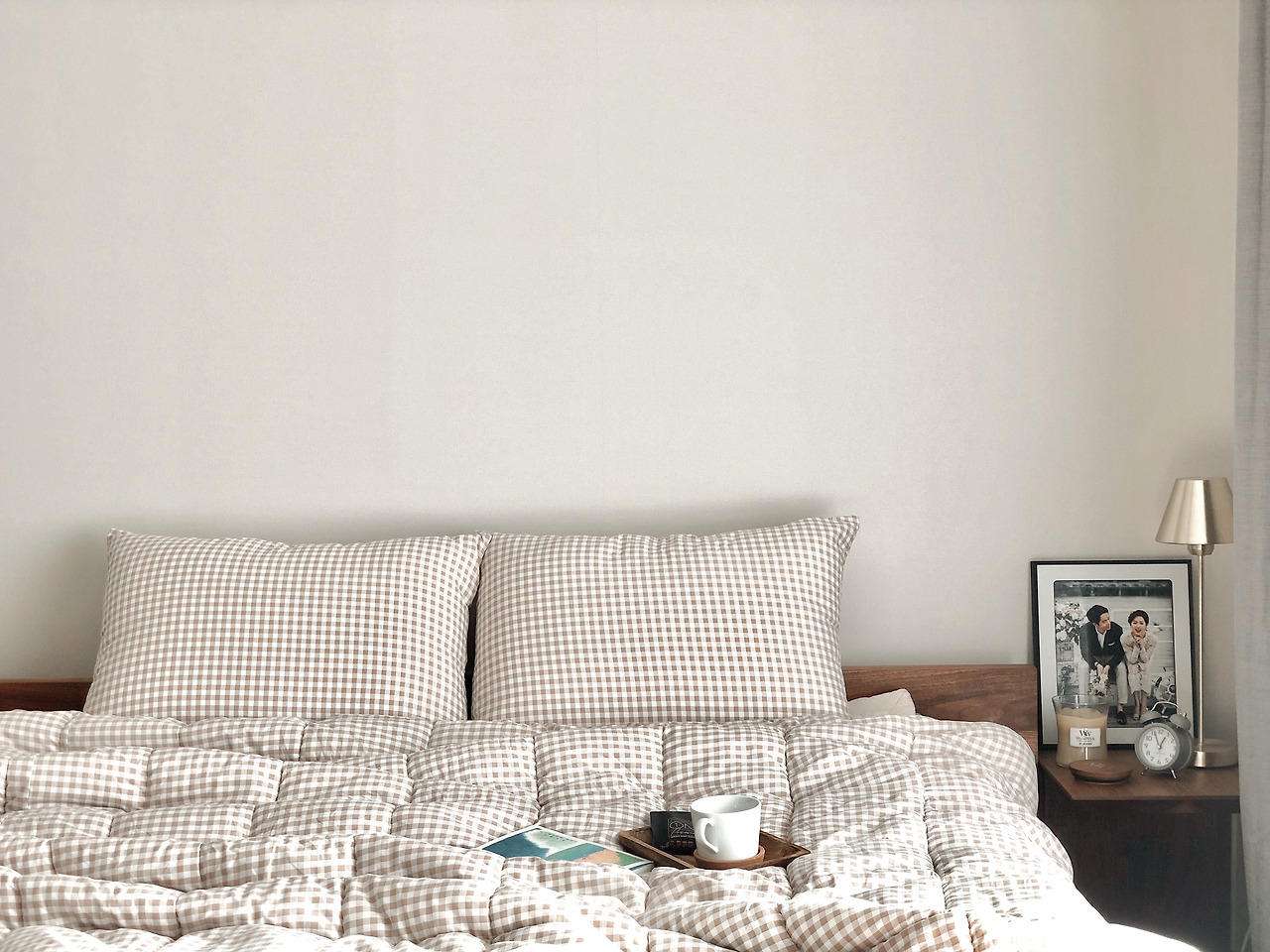 1. 편안하고 아늑한 분위기의 침실.jpg