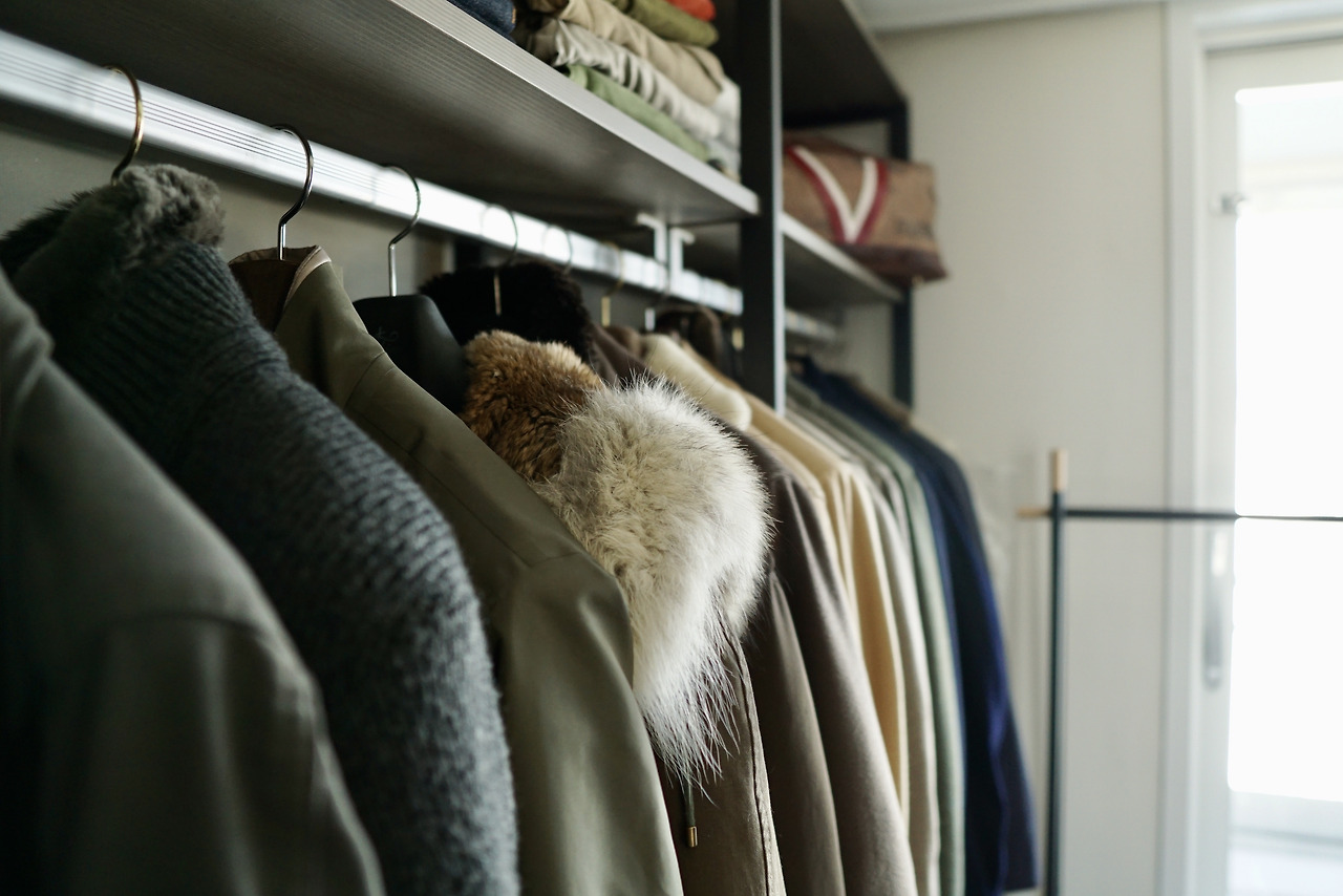 3. 옷 정리 꿀팁은 비슷한 컬러들로 묶어 정리하는 것.jpg