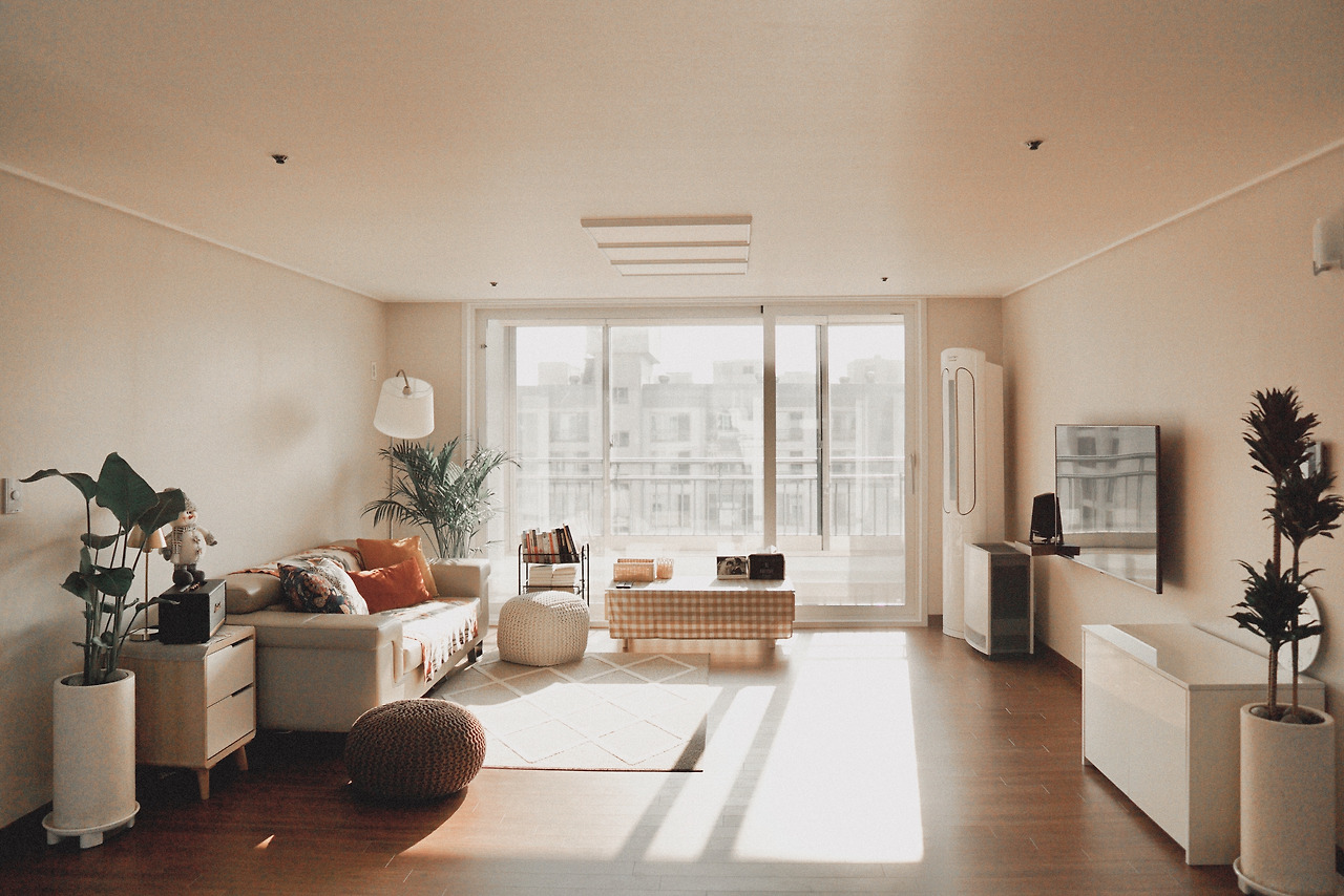 1. 낮에 본 거실의 풍경.jpg