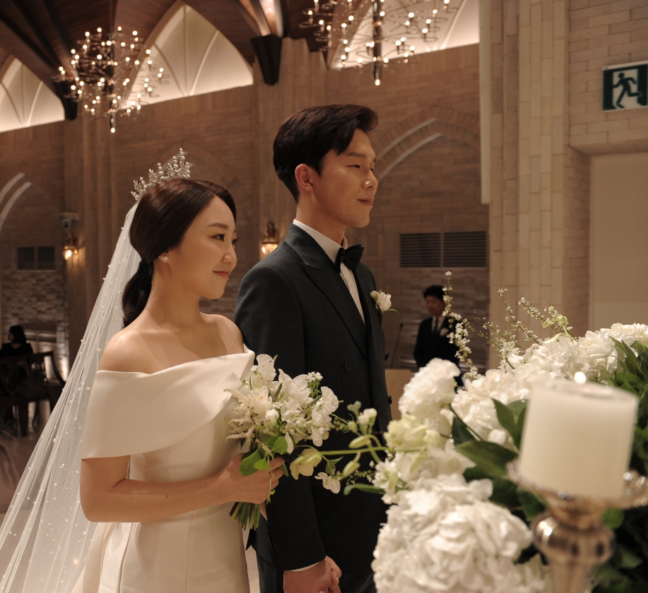 주례사 듣는 중_photo by.스냅바이아모이.jpg