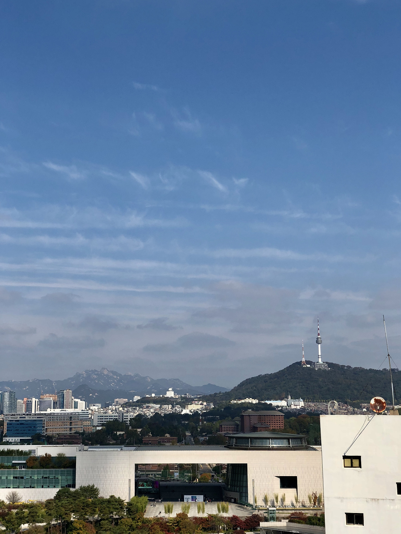 3. 국립중앙박물관과 남산타워.jpg