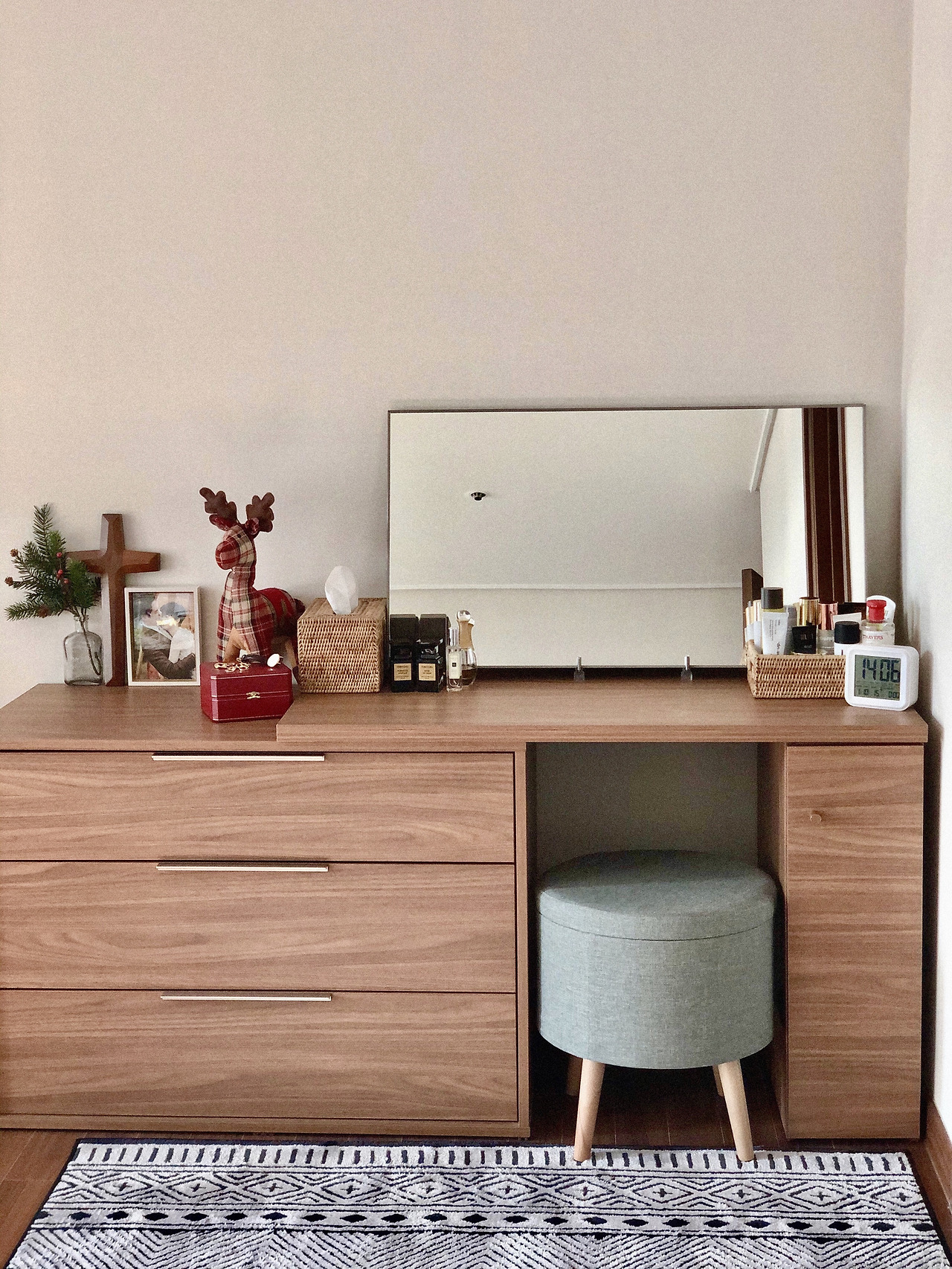 2. 수납 공간을 적극 활용한 화장대.jpg