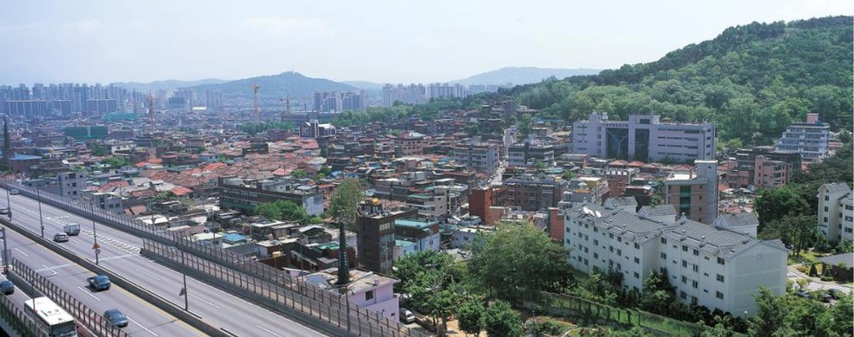 내부순환로 너머 성북구립도서관전경_성북구청사진.jpg