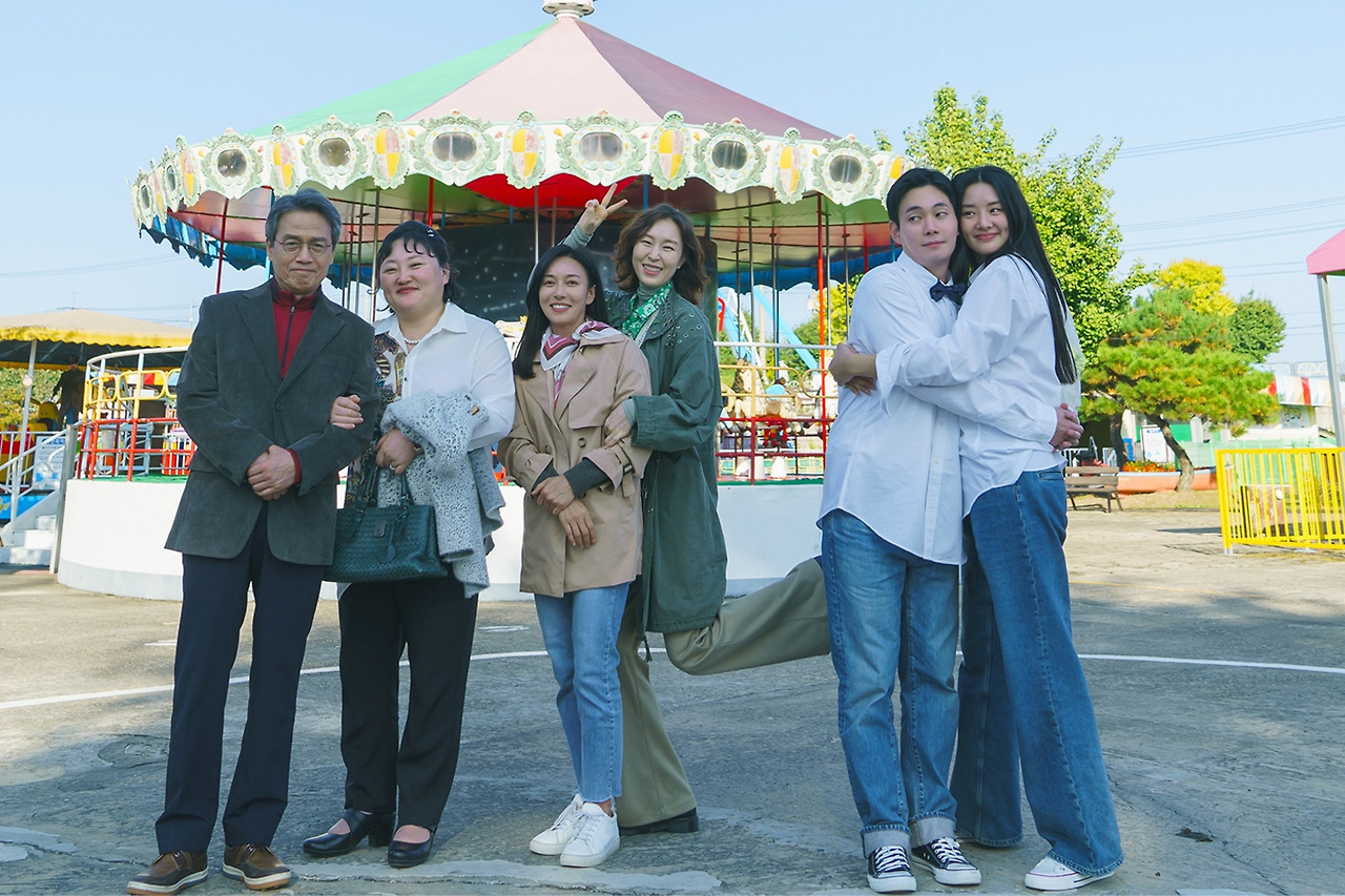 놀이공원 두 가족.jpg