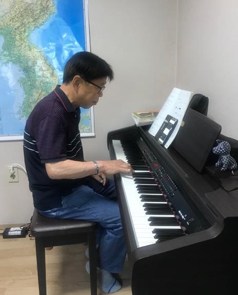 피아노 치는 필자의 아버지.jpg