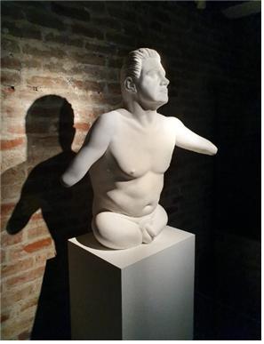 마크 퀸의 피터 헐.jpg