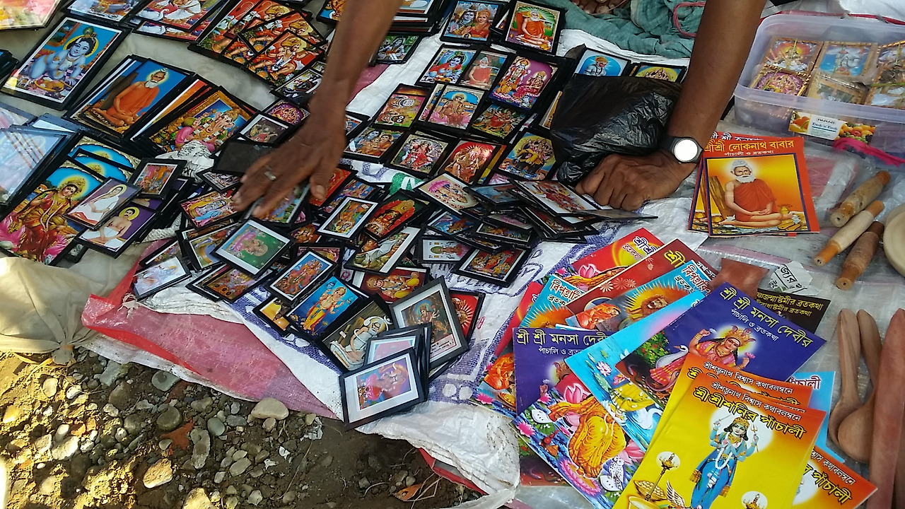 13. 다양한 신들의 모습을 간직하기를 좋아하는 인도 사람들.jpg