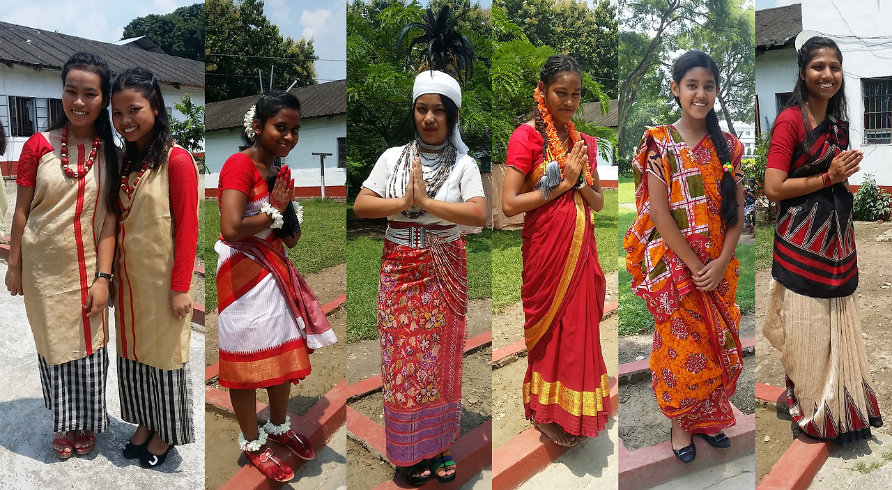 전통복을 입고 환영하는 여기숙사생들.jpg